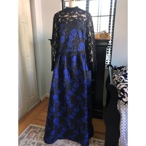 NWT Romantic Tadashi Shoji black lace evening gown w/ end tail.
